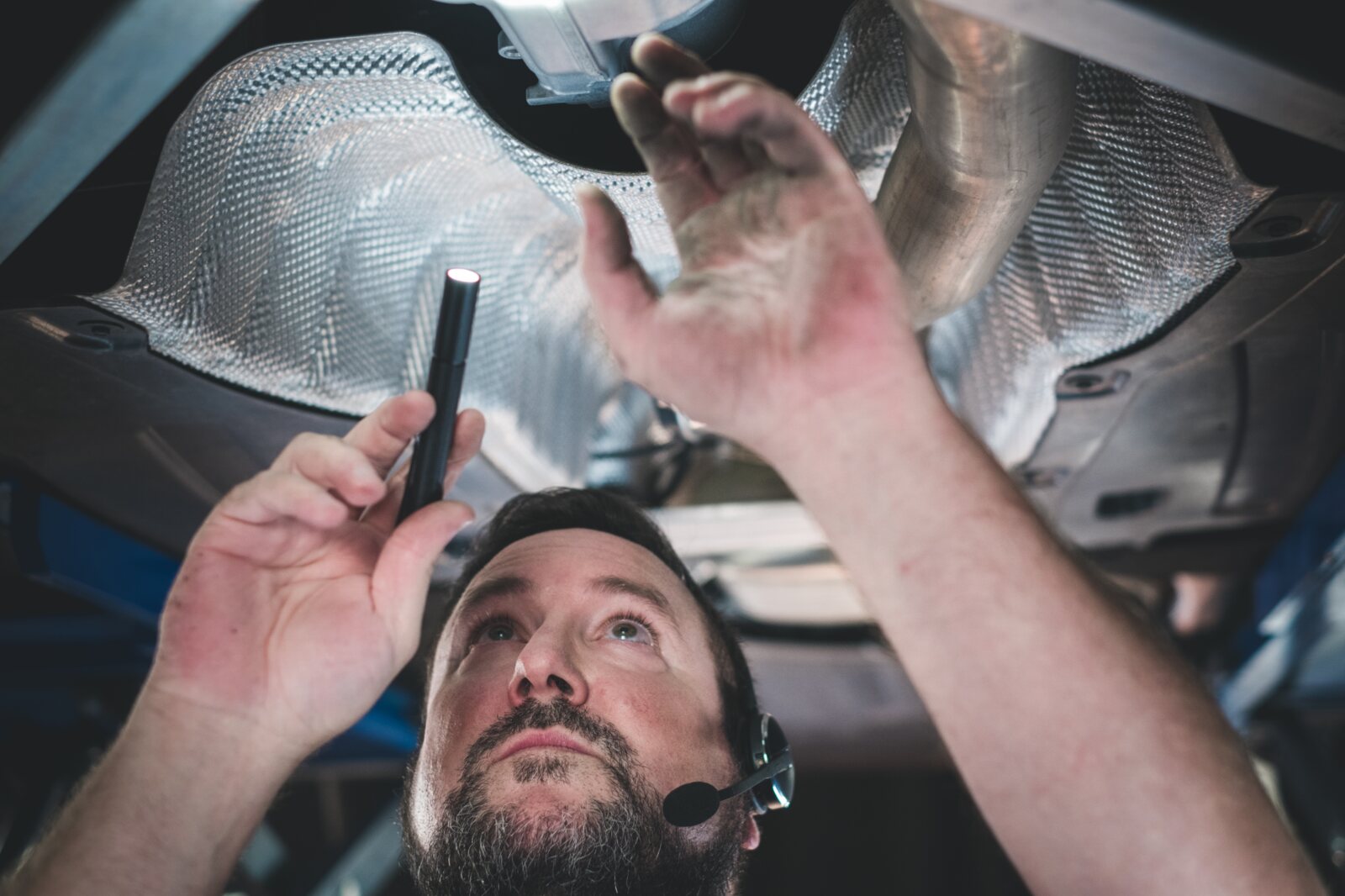 Technische Prüfung einer Fahrzeuganlage am Unterboden
